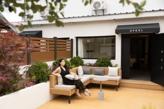 SFEEL Designer Hotel (Dukezong Ancient City Branch)