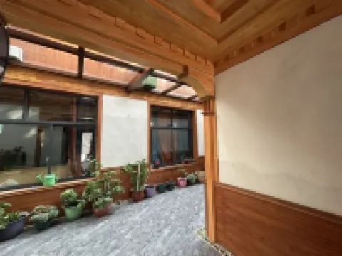 Kula Kangri • Mountain & Lake  Retreat