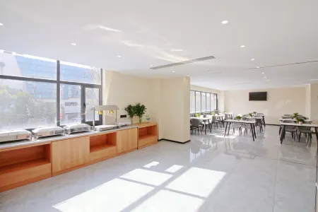 GreenTree Inn Express Hotel (Suzhou Zhangjiagang Hexingzhen Shazhou Institute of Technology) Отели рядом с достопримечательностью «Zhangjiagang Campus， the City Vocational College of Jiangsu (Binjiang Avenue)»