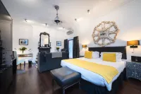 Strozzi Palace Suites by Mansley Hotel berhampiran Caffe La Scala