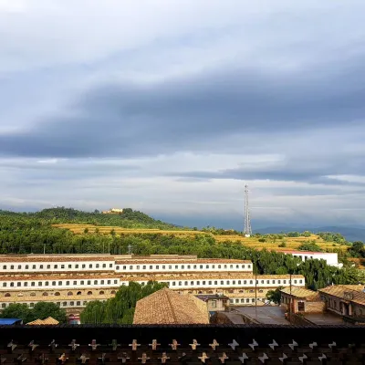 Dazhai Hongse Jingdian Nongjia Yaodong Chinese Inn (Dazhai Scenic Area) Hotels near Dazhai Forest Park