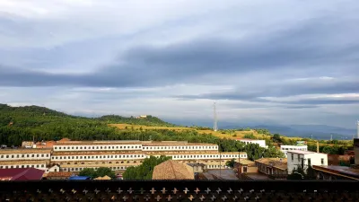 Dazhai Hongse Jingdian Nongjia Yaodong Chinese Inn (Dazhai Scenic Area) Hotels near Jinmei Commercial Plaza