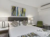 Metro Hotel Perth Hotels near Como