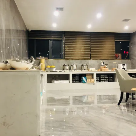 Yicheng Hotel (Huarong Zhuangyuan Lake Ecological Wetland Park store)