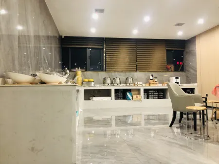 Yicheng Hotel (Huarong Zhuangyuan Lake Ecological Wetland Park store)