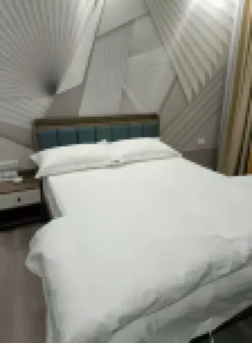 Zhenxiong Fenhong Inn