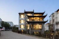 Floral Hotel· Wuyuan Huiyuge Hotel (Wuyuan High-speed Railway Station Shop)