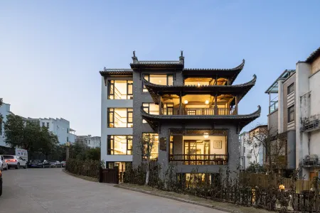 Floral Hotel· Wuyuan Huiyuge Hotel (Wuyuan High-speed Railway Station Shop)