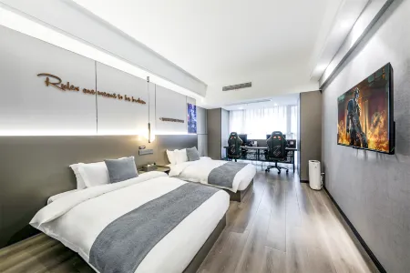 Chaodian E-Sports Hotel (Chongqing North Railway Station Longtousi Park Metro Station)