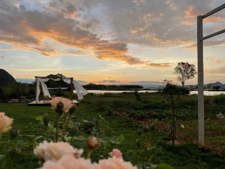 Puzhehei a lemon lake view light luxury b&B