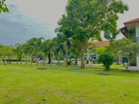 RoomQuest Chonburi Phanat Nikhom Отели рядом с достопримечательностью «Wat Khao Din Yannimit»