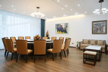 Jianjiang Impression  Home-stay Hotel Отели рядом с достопримечательностью «Bailu Limestone Cave Wonder Peak»