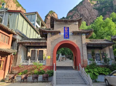 Wuhua Mountain Resort Homestay Отели рядом с достопримечательностью «Jingniang Lake»