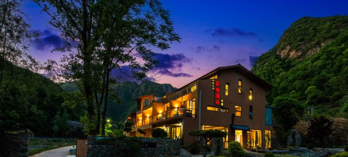 Manlu Guandi Valley Vacation Apartment Отели в г. Луньчуань