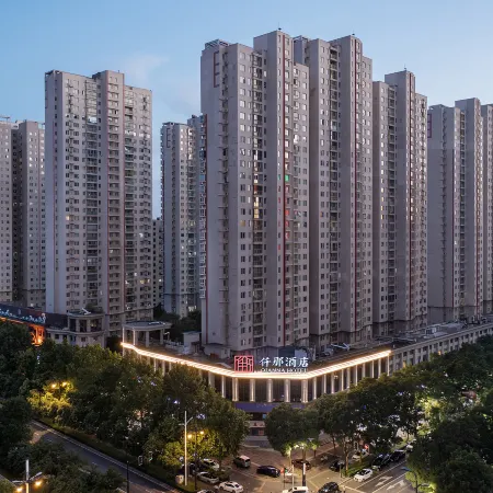 QIANNA HOTEL (Luoyang Longmen High-speed Railway Station & Municipal Government Branch)