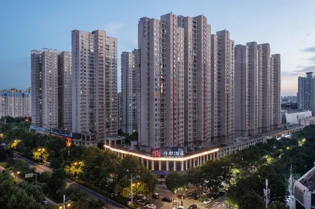 QIANNA HOTEL (Luoyang Longmen High-speed Railway Station & Municipal Government Branch) Отели рядом с достопримечательностью «Luoyang New District Gymnasium»