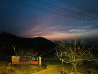 Shunxiang Chinese Courtyard Mountain View Homestay