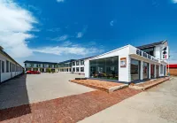Junyi · Wildscape 180° Panoramic Retreat