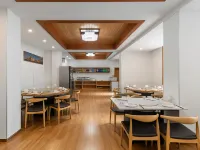 Yangjing Hotel (Siguniang Mountain Changping Valley Scenic Area) Hotels in Xiaojin