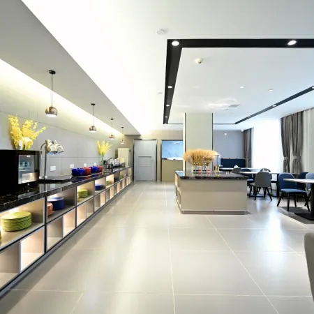 Homeinn Selected Hotel (Qitaihe Pedestrian Street Bus Station Financial Building)