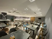 Jiatai Chain Business Hotel (Zhuanghe High-speed Railway Station)