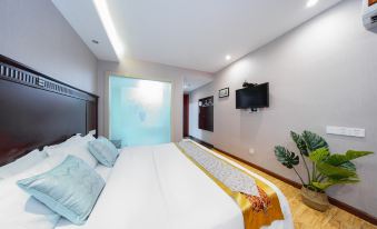 The bedroom is equipped with a large bed and a TV in the middle at Mankedun Hotel (Guangzhou Sanyuanli Metro Station)