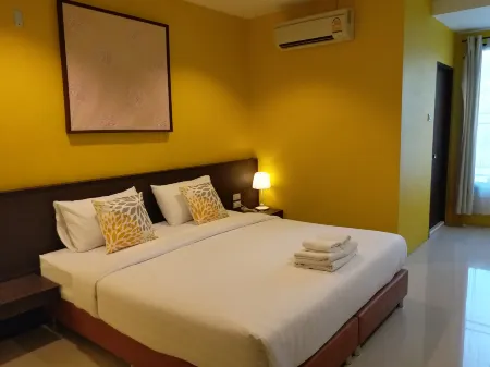 Sand Paisan Resort Отели рядом с достопримечательностью «Wat Kaeng Klang Dong»