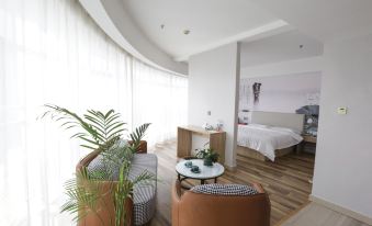 Super 8 (Weifang railway station store)