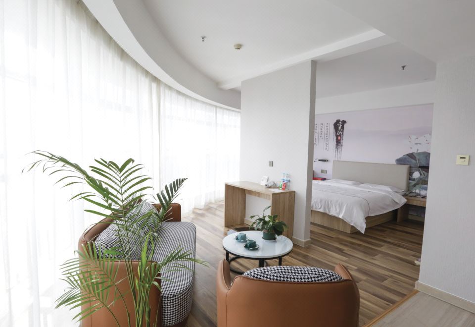 3. 슈퍼 8 (웨이..