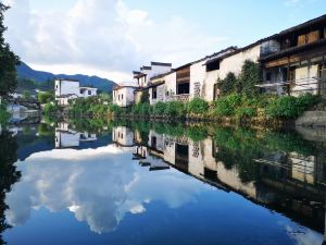 A Homestay on the Bank of Huangshan River