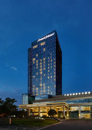 Howard Johnson Huadu Plaza Отели рядом с достопримечательностью «Longquan Mountain of Yuyao»