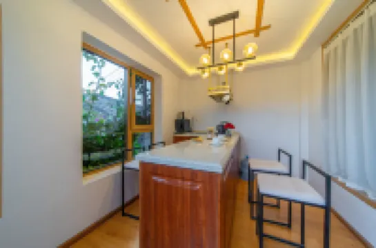 Shitouji.Guanshan Xiaoju B&B (the Old Town of Lijiang Dashuiche Store)