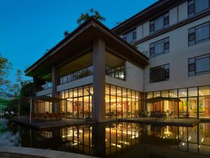 Yijia Hot Spring Resort Hotel (Jiezi Ancient Town Shop)