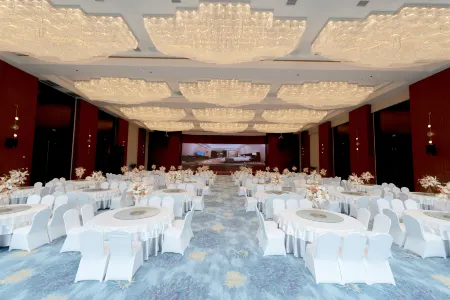 Baoji Fufeng County DiJianNanShan Hot Spring Hotel (Famen Cultural Scenic Area) Отели в г. Фуфэн