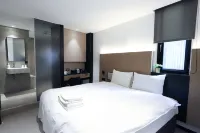 Slow Town Hotel-Glowing - parkir