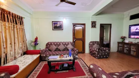 Ojas Home Bharatpur Отели рядом с достопримечательностью «Chitwan Jungle Safari»