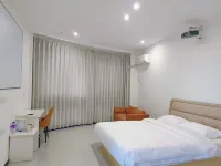 Chunli Movie Watching Homestay (Luohe Changjian Square Branch)