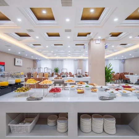 Jifeng International Hotel (Xinyang New 16th Street Branch)