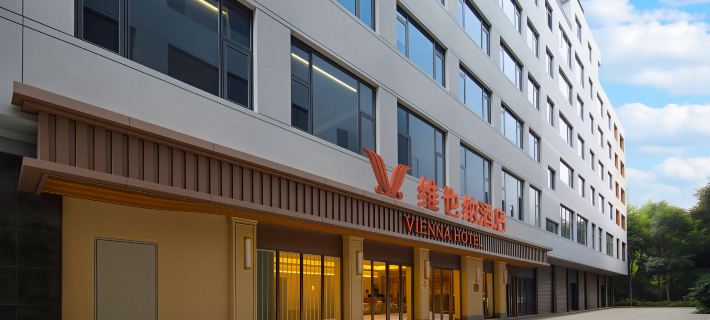 Vienna Hotel (Luquan Zhangjiu River Park Branch) Hotels in Luquan