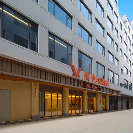 Vienna Hotel (Luquan Zhangjiu River Park Branch)