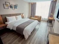 โรงแรมโฮมอินน์ พลัส (โรงเรียนมัธยมปลายหมายเลข 5 ถนนเน่ยหวนเหนือ หลูเจียง) โรงแรมในหลูเจียง