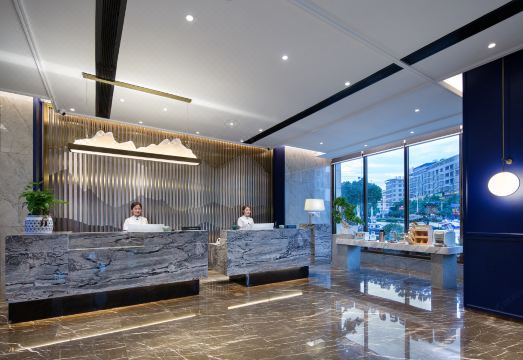 뤼이 야즈 호텔