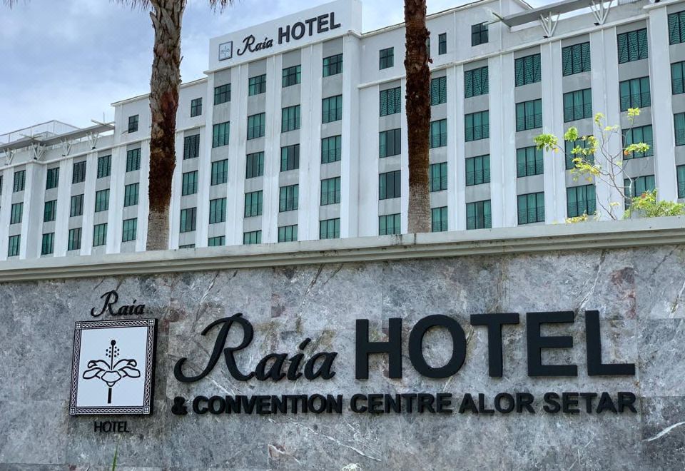 "a large hotel building with the words "" raja hotel & convention centre alor setasarak "" written on it" at Raia Hotel & Convention Centre Alor Setar