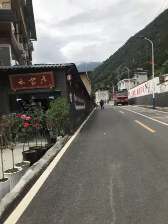 Asbestos Yunxueju Inn