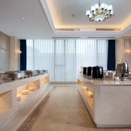 Vienna International Hotel Отели рядом с достопримечательностью «Озеро Дяньчи»