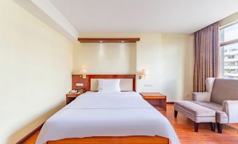 Maoming Bincheng Business Hotel (Dianbai Wanda Plaza Donghu Park)