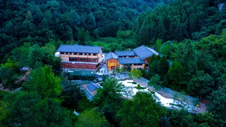 Manju Sattva Healing Resort Отели рядом с достопримечательностью «Langmei Temple»