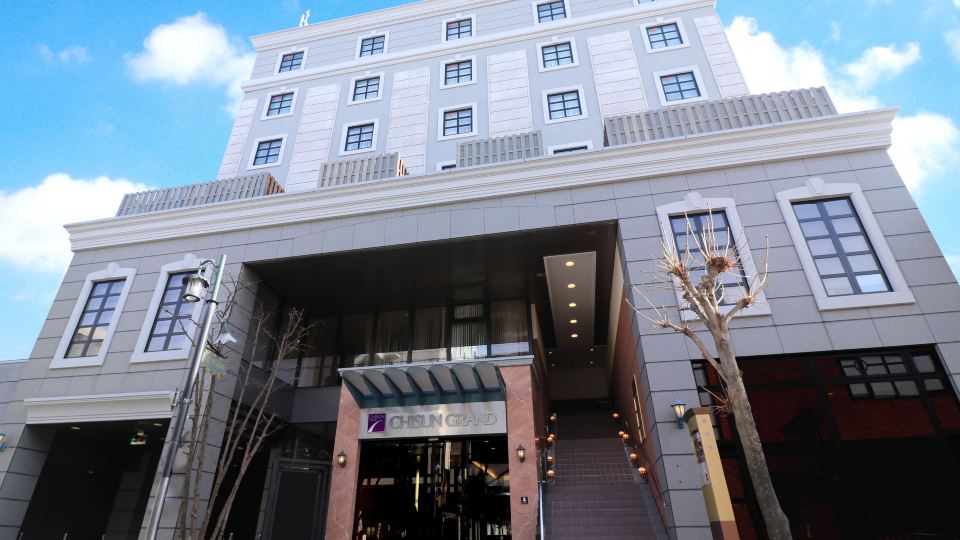 โรงแรมชิซัน แกรนด์ ทากายามา (เริ่มต้น ฿ 2,318)