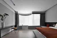 LIA力亞ホテル（深セン前海寶安センター翻身地下鉄駅） 宝安区体育中心-游泳场周辺のホテル