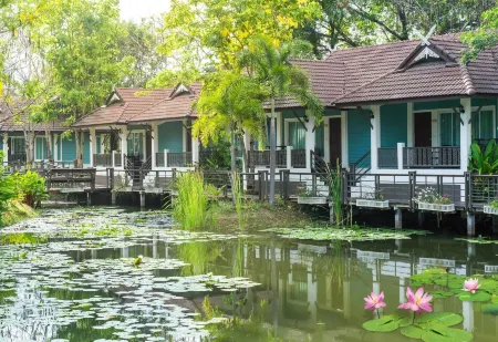 Le Charme Sukhothai Resort Отели рядом с достопримечательностью «Wat Saphan Hin»